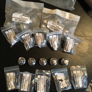 Brand new Infiniti lug nuts (20x)